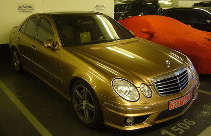 Mercedes E63 AMG dorado