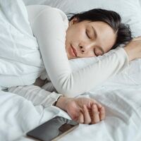 Usar el móvil antes de dormir y tener fuentes de luz artificial durante el sueño, aumentaría el riesgo de parto prematuro