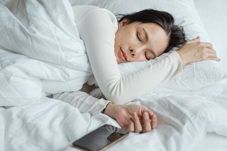 Usar el móvil antes de dormir y tener fuentes de luz artificial durante el sueño, aumentaría el riesgo de parto prematuro