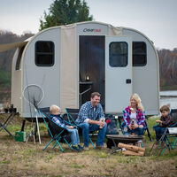 Este remolque camper se convierte en una mini caravana y presume de poder ser arrastrado por cualquier coche