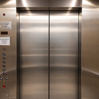 Esta comunidad ha puesto un ascensor y ha pagado casi 50.000 euros de más: la justicia dice que tienen razón
