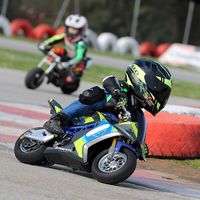 Esta minimoto eléctrica de carreras planta cara a sus hermanas de dos tiempos con sus 7 CV y a 70 km/h