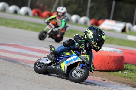 Esta minimoto eléctrica de carreras planta cara a sus hermanas de dos tiempos con sus 7 CV y a 70 km/h