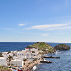 Solo 203 habitantes y mar turquesa: el pueblo más bonito del Mediterráneo con casas blancas y pescado fresco 