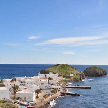 Solo 203 habitantes y mar turquesa: el pueblo más bonito del Mediterráneo con casas blancas y pescado fresco 