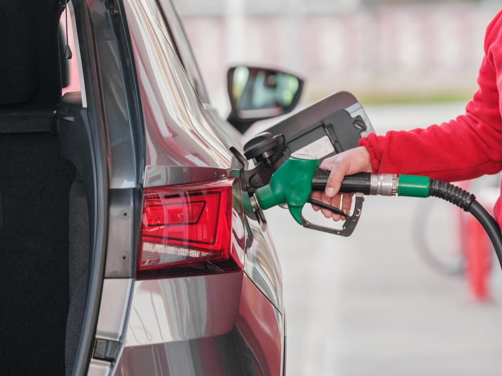 Con la gasolina en modo cohete, la duda es qué puede hacer el Gobierno: subvenciones, impuestos y transporte público