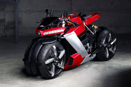¡Exagerada! La Lazareth LM 410 es una moto de cuatro ruedas, 200 CV y 100.000 euros, pero sólo 10 unidades