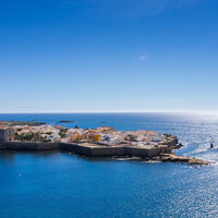 Esta joya histórica es la isla habitada más pequeña de España y también la única ciudad amurallada en la Comunidad Valenciana 