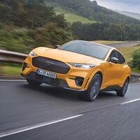 Mach-Eau, la fragancia con olor a gasolina y neumático de Ford para que los petrolheads se animen con los coches eléctricos 