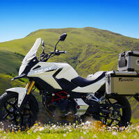 Aunque esta moto trail española es para el carnet de coche no renuncia a los viajes, y es bastante asequible