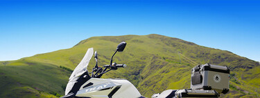 Aunque esta moto trail española es para el carnet de coche no renuncia a los viajes, y es bastante asequible