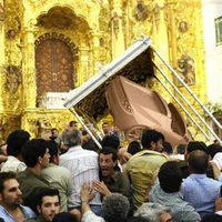 2 millones de feligreses saltan la reja de Silicon Valley para coger la talla de un Tesla bendecida por Elon Musk