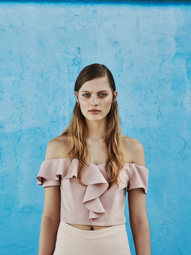 Stradivarius inunda su fantástico lookbook del mes de abril de volantes y de flores 