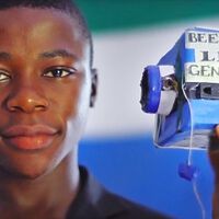 Um menino de Serra Leoa começou a recolher sucata para fabricar sua própria bateria; o que ele conseguiu realizar o levou direto ao MIT aos 15 anos 