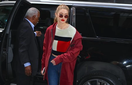 Gigi Hadid se marca un total green en chándal, y sigue estando increiblemente guapa