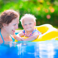 ¿Cuándo bañar al bebé por primera vez en la piscina o en el mar?