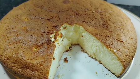 Pastel de ‘algodón’ con solo 3 ingredientes: esponjoso, sin harina y fácil de comer