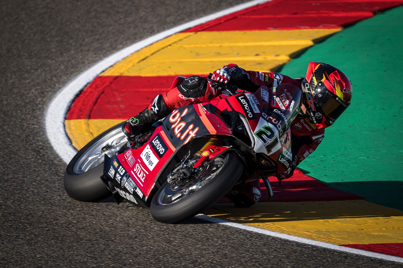 Michael Ruben Rinaldi le echa una mano a Álvaro Bautista para minimizar su doble caída en MotorLand