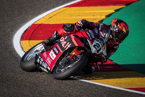 Michael Ruben Rinaldi le echa una mano a Álvaro Bautista para minimizar su doble caída en MotorLand