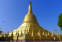 Monasterios y la pagoda más alta del país en Bago, Myanmar