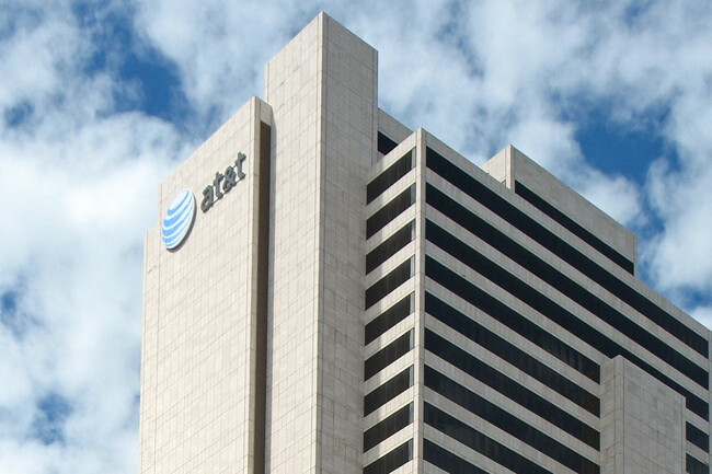 AT&T tiene un mes para decidir: la CRT le cobra 86 millones de dólares para conservar espectro clave para 4G y 5G hasta 2047