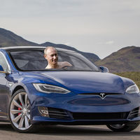 A Putin le siguen gustando los tanques, pero no le importaría conducir un Tesla