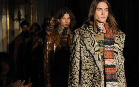 Roberto Cavalli sigue la brecha de Gucci y nos viste más femeninos para el próximo invierno