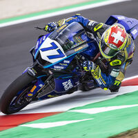 Dominique Aegerter gana hasta cuando no es primero: le quitan la victoria a Lorenzo Baldasarri por pisar el verde