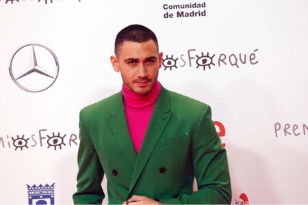 Alejandro Speitzer sabe que el traje se lleva con color en su reciente look para los Premios Forqué