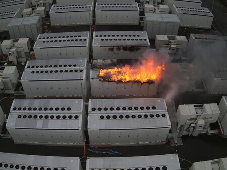Hay un parque de baterías de Tesla ardiendo y los bomberos llevan días y días intentando apagarlo