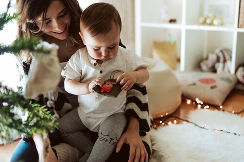 Navidad con un bebé: ideas de arbolitos navideños que los niños pueden disfrutar sin peligros