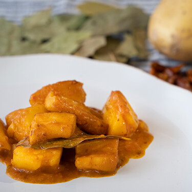 Receta de calamares con patatas, un guiso de aire marinero que no entiende de estaciones