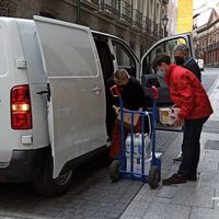 Una furgoneta aparcada en una acera de Donosti se ha hecho viral, pero el problema es más grave: las ciudades han expulsado a los vehículos grandes