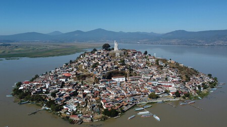 Qué ver y hacer en Janitzio, la isla de Michoacán que brilla en Día de Muertos