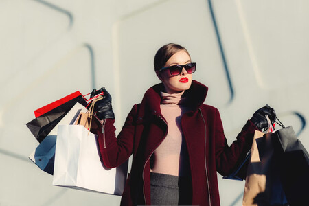 Mujer con bolsas de la compra