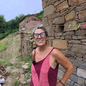 Estrella compró tres casas en ruinas por 34.000 euros en un pueblo de Asturias: “Cuando caí enferma, tenía aquí al albañil trabajando y entre quimio y quimio me escapaba y cogía fuerzas” 