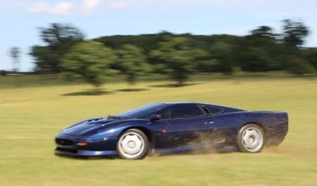 Tax The Rich: el Jaguar XJ220 se convierte en un juego de niños
