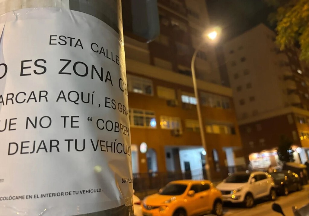 Han empapelado todo un barrio de Huelva en contra de los gorrillas. Los carteles los firma "un vecino cabreado" 