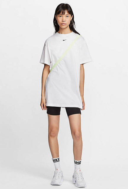 Vestido estilo camiseta extragrande con logo pequeño en blanco de Nike