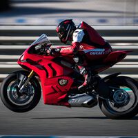 Ducati pone a punto su Panigale V4 de cara a 2023 con una actualización de software para hacerla más dócil en circuito 