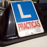 En Baleares tienen que esperar meses para sacarse el carnet de conducir porque no hay examinadores: la vivienda es tan cara que están huyendo