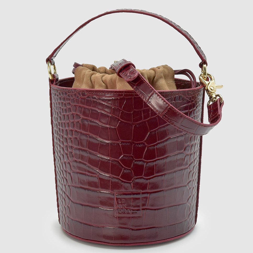 Bolso de mano tipo cubo multiposición de piel vacuna grabada en coco
Leandra