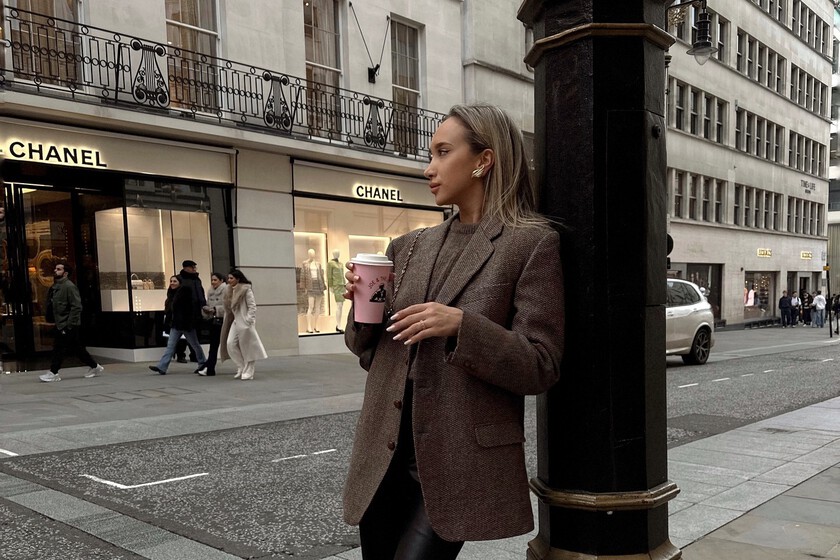 Novedad en Lefties: el bolso bandolera color bombón praliné con detalles de borreguito que parece de lujo