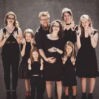 Tienen seis hijas y esperan... ¡otra niña! El original anuncio de una familia que se queja de los comentarios sexistas que tienen que soportar