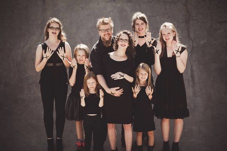 Tienen seis hijas y esperan... ¡otra niña! El original anuncio de una familia que se queja de los comentarios sexistas que tienen que soportar
