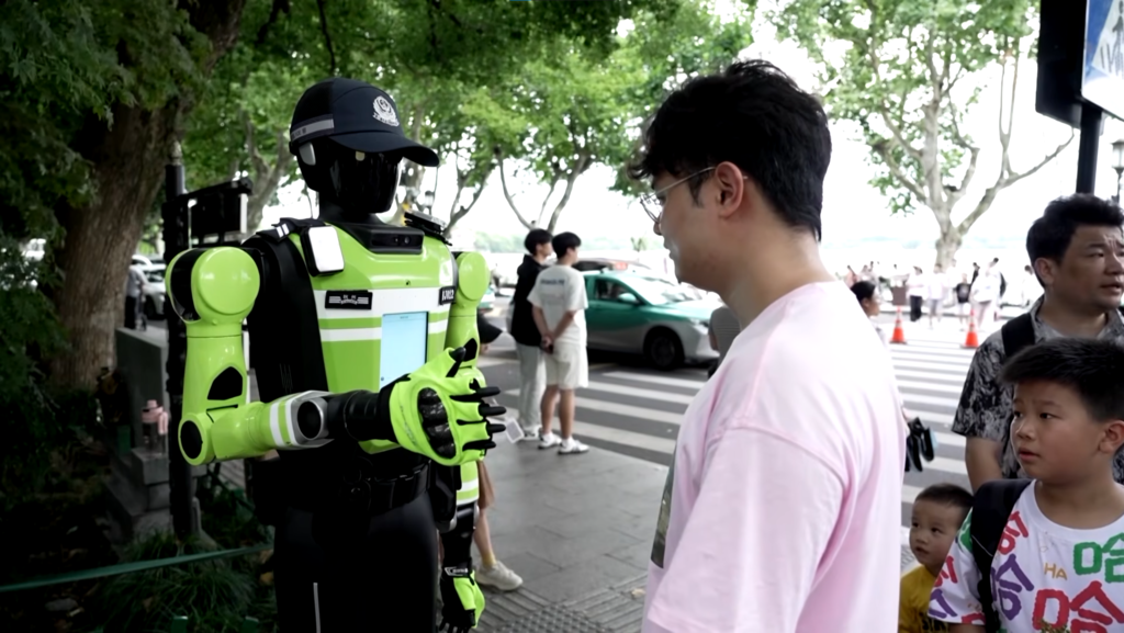 China lleva años enseñando robots espectaculares. En Hangzhou ya los ha puesto a controlar el tráfico