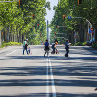 Vermú en la terraza sí; visitar a tus padres no: por qué el aire libre parece menos arriesgado 