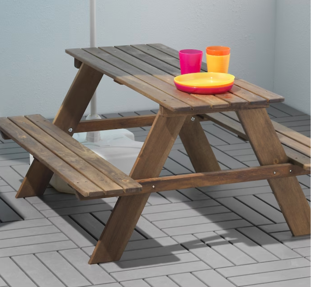 Mesa de madera de picnic