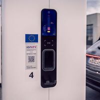 Al reto de cargar un coche eléctrico fuera de casa en España se suma una nueva dificultad: están intentando estafarte con códigos QR falsos