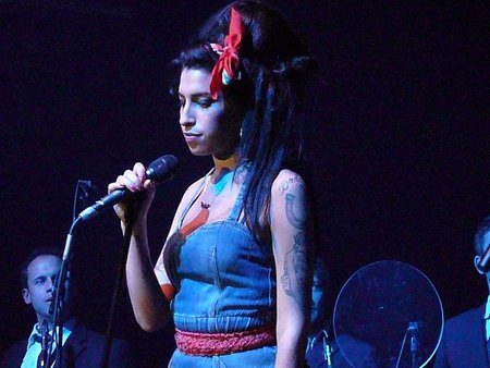 Amy Winehouse tiene unos cuernos que no le caben por la puerta